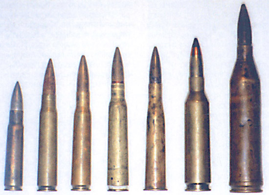 Крупнокалиберные патроны (слева направо): .50 Виккерс (12,7х81), под этот патрон был сделан первый отечественный крупнокалиберный пулемет П-5; 13,2х96 Гочкисс; .50 Кольт-Браунинг (12,7?99); 12,7мм ДШК (12,7х108); 12.7 ШВАК (12,7x108R); 14,5?114; 14,5 мм БНС (14,5х147)