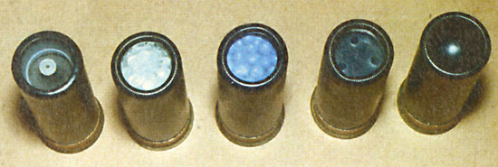 Патроны для гладкоствольных ружей 12-го калибра (слева направо): патрон со свинцовой пулей; два патрона с пластиковой дробью; патрон с резиновой картечью; патрон с резиновой пулей