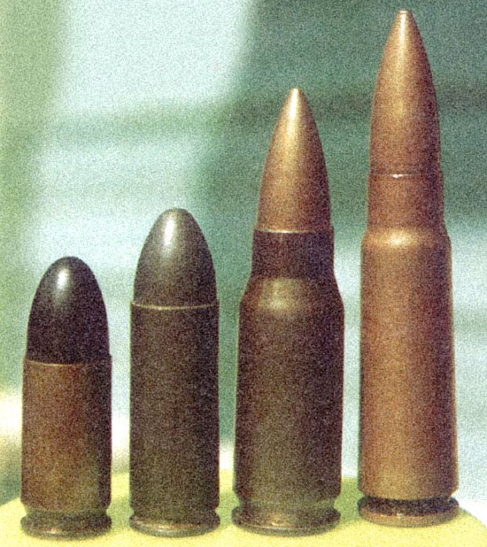 По сравнению с пистолетными патронами (слева направо: 9x19 Парабеллум и 9x25 Маузер Экспорт) промежуточные патроны (7,92x33 Курц и 7,62x39 обр. 1943 г.) для повышения эффективной дальности стрельбы получили более остроконечную пулю меньшего калибра и бутылочную гильзу, вмещающую больший заряд