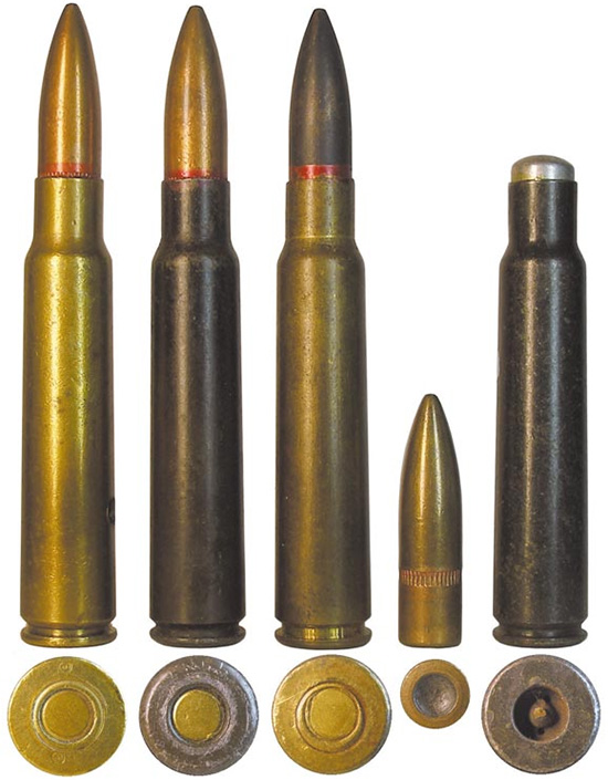 Безфланцевые 7,7-мм патроны: 1-3 — винтовочные патроны с пулей Тип 99 и специальной пулей массой 11,86 г.; 4 — короткобойный патрон Тип 99 с пулей в алюминиевой оболочке