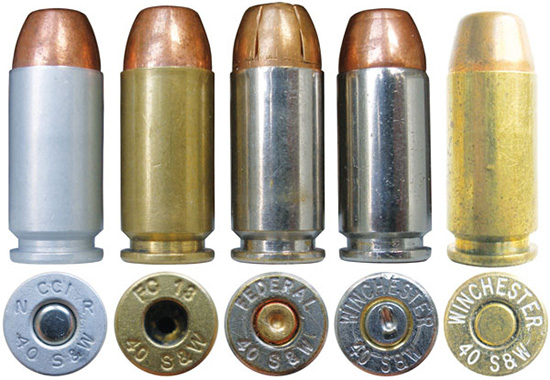 Сверху справа: патроны .40S&W различных производителей: крайний слева — патрон американской компании Cascade Cartridges, Inc. с гильзой из алюминия