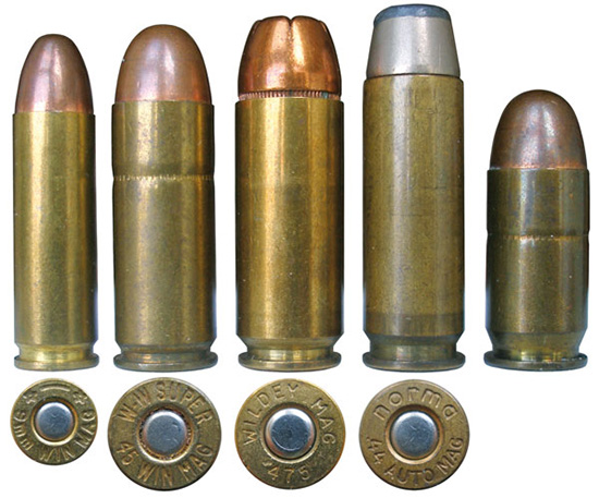 Семейство патронов, применяемых в пистолетах Wildey в сравнении с .45 АСР (крайний правый)