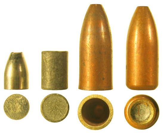 Компоненты пули 5,45 Пст: стальной сердечник, свинцовая рубашка и биметаллическая оболочка; справа — пуля, подготовленная к снаряжению