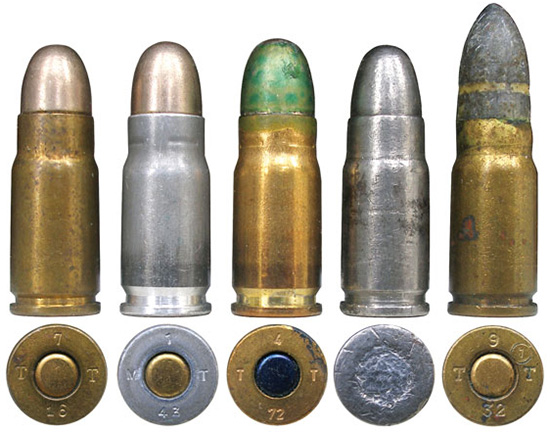 Швейцарские патроны 7,65х21: 1, 3 — военные патроны в латунной гильзе; 2 — военный патрон в алюминиевой гильзе; 4 — цельностальной учебный патрон; 5 — патрон со свинцовой пулей для забоя скота