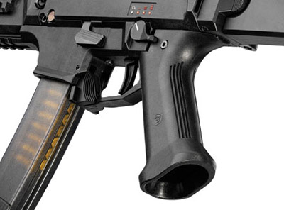 Положение пистолетной рукоятки по горизонтали можно менять в соответсвии с индивидуальными особенностями стрелка