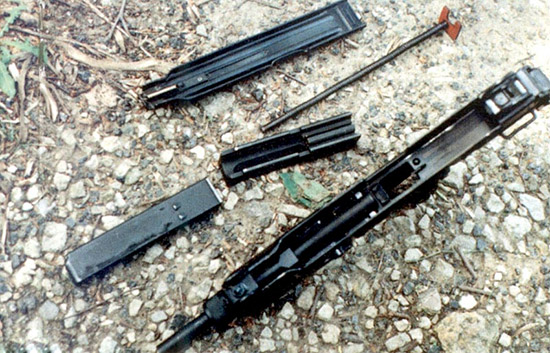Внешний вид (сверху) и неполная разборка (снизу) пистолета-пулемета UZI