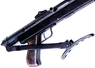 Спусковая скоба, рукоятка перезаряжания (справа), целик с прямоугольной прорезью, пистолетная рукоятка, складывающийся приклад с поворачивающимся затыльником