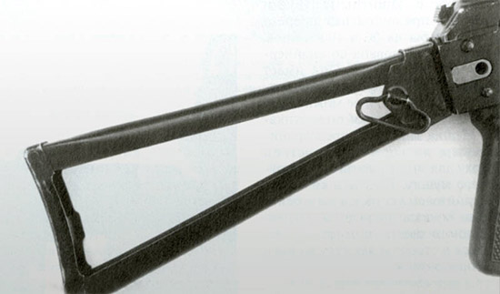 В пистолете-пулемете «Бизон» использован превосходный складывающийся приклад от АКС-74. Изготовленный из U-образных стальных штампованных тяг, соединенных сваркой, он был существенным усовершенствованием по сравнению со складывающимся книзу прикладом АКС-47 и АКМС