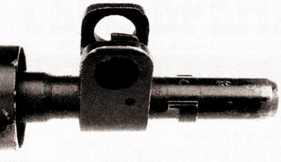 На «Стэн» Mark V используются такие же прицельные приспособления,что и на винтовке «Ли-Энфилд» N4 Mark I, которые обеспечивают более быстрое наведение на цель и лучшую точность, чем простая мушка, использованная на «Стэн» Mark II. Обратите внимание на то, что ствол «Стэн» Mark V имеет направляющие, на которые может устанавливаться штык N4 Mark II и N7 Mark I