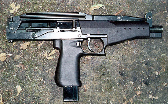 Компоновка пистолета-пулемета СР-2 «Вереск» с магазином в пистолетной рукоятке позволяет иметь сравнительно длинный ствол при небольших габаритах оружия. При этом улучшается его баланс, а также удобнее и быстрее производится замена магазина