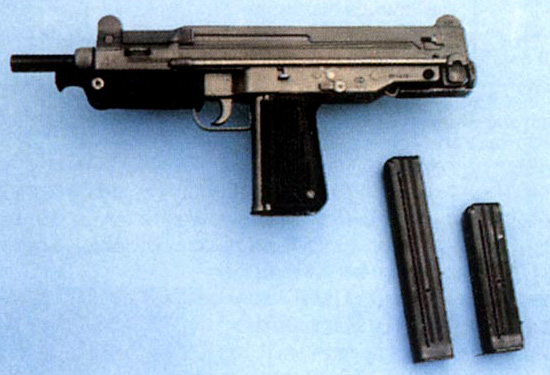 Вид слева на польский пистолет-пулемет ПМ-84 со сложенным прикладом и передней рукояткой удержания