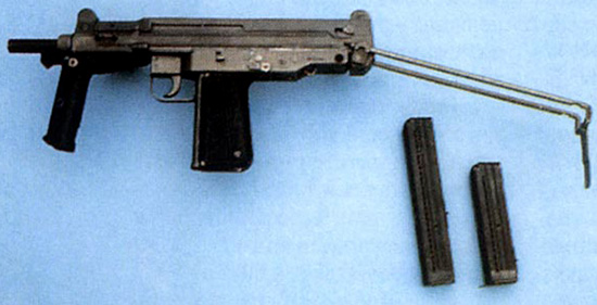 Польский пистолет-пулемет ПМ-84 с выдвинутым прикладом и опущенной передней рукояткой