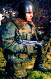 Польский десантник с 9-мм пистолетом-пулеметом PМ-84