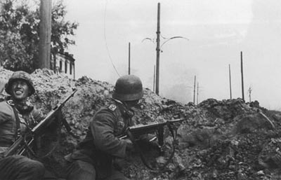 Германские автоматчики, вооруженные пистолетами-пулеметами МР.40 в Сталинграде. Восточный фронт. Октябрь 1942 года