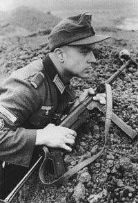 Германский солдат с пистолетом-пулеметом MP.40