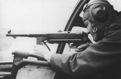 Пилот германского самолета-бомбардировщика ведет стрельбу из пистолета-пулемета МР.40