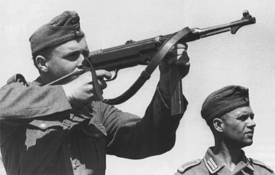 Германский солдат ведет стрельбу из пистолета-пулемета МР.38 на полигоне. 1941 год