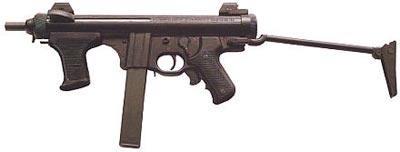 Пистолет-пулемет «Беретта» М.12S с откинутым металлическим прикладом и магазином емкостью 32 патрона