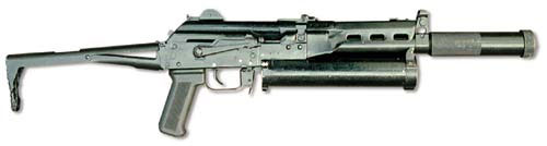 «Бизон-2Б». Пистолет-пулемёт оснащён интегрированным глушителем. В походном положении приклад располагается над крышкой ствольной коробки. При переводе в боевое положение затыльник приклада автоматически занимает вертикальное положение