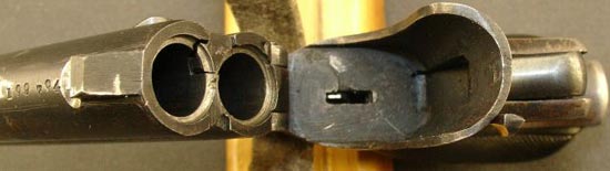 Вид на блок стволов дерринджера фирмы Remington .22 калибра, откинутый для перезарядки
