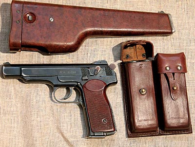 Комплект 9-мм автоматического пистолета Стечкина (АПС): пистолет; пластмассовая кобура-приклад; кожаный подсумок с 4 запасными магазинами