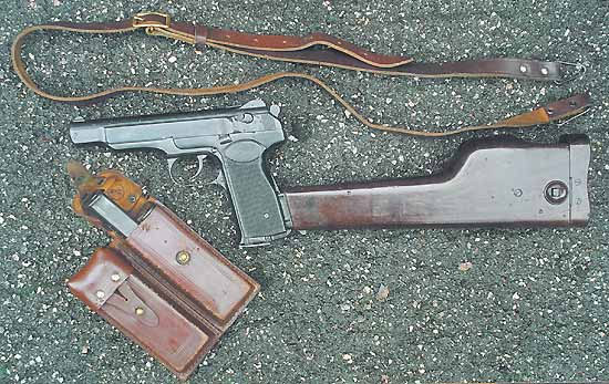 В комплект поставки пистолета входят кобура-приклад с протиркой, ремень для переноски два подсумка и пять магазина (один в пистолете и четыре в подсумке)