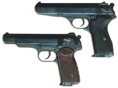 Автоматический пистолет Калашникова (вверху) и автоматический пистолет Стечкина (АПС). Пистолеты практически не отличаются друг от друга по массе и габаритам. Рамка пистолета Калашникова значительно длиннее рамки АПС и доходит до переднего торца затвора
