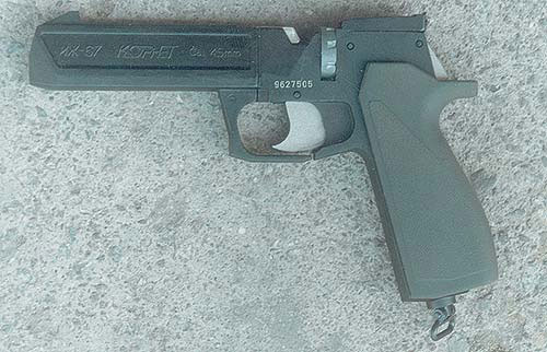 Предшественник «651-ой» модели – пневматический пистолет «Корнет», в основном отличался от него отсутствием магазина для шариков, упрощённым целиком и рукояткой для отделения которой была необходима отвёртка
