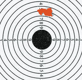 Результаты стрельбы из пистолета МР-651К свинцовыми пульками (слева) и стальными шариками ВВ. Дистанция 7 метров. При стрельбе шариками средняя точка попадания (СТП) практически совпала с точкой прицеливания, но кучность, конечно же, оказалась существенно хуже чем при стрельбе свинцовыми пульками. СТП для свинцовых пулек сместилась вверх от точки прицеливания (на оцифровку мишени не обращайте внимания, поскольку она была закреплена в повёрнутом пложении). Если вы хотите стрелять точно, то не забывайте учитывать разницу СТП для шариков и пуль или вводите поправки регулировкой целика