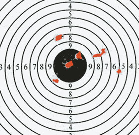 Результаты стрельбы из пистолета МР-651К свинцовыми пульками (слева) и стальными шариками ВВ. Дистанция 7 метров. При стрельбе шариками средняя точка попадания (СТП) практически совпала с точкой прицеливания, но кучность, конечно же, оказалась существенно хуже чем при стрельбе свинцовыми пульками. СТП для свинцовых пулек сместилась вверх от точки прицеливания (на оцифровку мишени не обращайте внимания, поскольку она была закреплена в повёрнутом пложении). Если вы хотите стрелять точно, то не забывайте учитывать разницу СТП для шариков и пуль или вводите поправки регулировкой целика