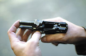 Автоматика пистолета работает за счёт отдачи ствола с коротким ходом со сцепленным затвором, который двигается назад вместе со стволом до его поворота и после чего происходит расцепление