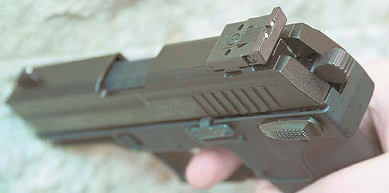 На целик и мушку пистолета нанесены белые марки, облегчающие прицеливание в условиях пониженной освещённости. Обратите внимание на качество изготовления основания целика – это MIM-технология