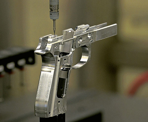 Робот оценивает точность обработки деталей ствольной коробки пистолета. Завод компании Beretta в Аккокие, штат Мэриленд, США
