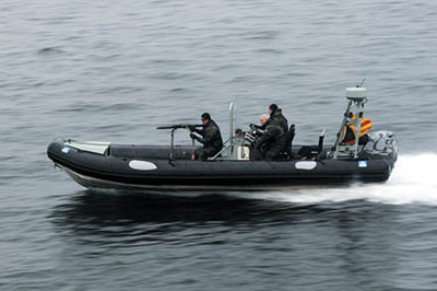 Спецназовцы ВМФ Германии сопровождают конвой судов в гавани Экернфьорде.Немотря на экстремальные условия, оружие всегда должно быть в полной боеготовности