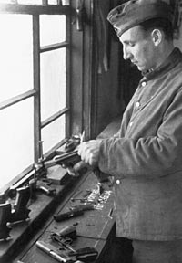 Германский оружейник ремонтирует пистолет «Зауэр» М.1930