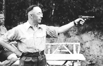 Рейхсфюрер СС Гиммлер тренируется в стрельбе из пистолета «Парабеллум» Р.08. 1943 год