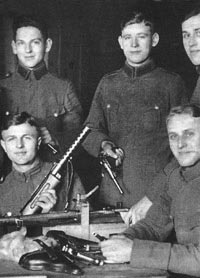 Германские полицейские, вооруженные винтовками Маузер 98 и пистолетами «Парабеллум» Р.08. Берлин. 1931 год