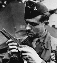 Американский пехотинец в годы Второй мировой войны с пистолетом Кольт М 1911А1