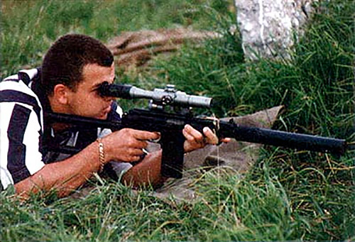 Успех ВСС вдохновил конструкторов на создание своего оружия под патрон СП-5. Сверху: штурмовой комплекс «Гроза» кроме варианта с подствольным гранатометом может комплектоваться глушителем и оптическим прицелом. Снизу: винтовка ВСК-94 на базе автомата 9А-91 разработки КБП