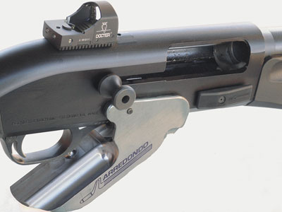 Устройство быстрого заряжания Arredondo, разработанное для Benelli M1 Super 90 и Beretta 1201.