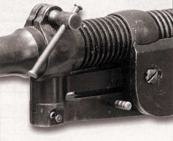 Крепление газовой камеры на стволе с помощью разъемной обоймы со стягивающим винтом. На большинстве же пулеметов обойма основания газовой камеры, как и обойма остова возвратного механизма, была неразъемной