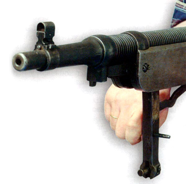 Перезаряжание пулемета «Кольт» вручную с помощью рукоятки заряжания на шатуне. Видно крепление поршня в шатуне и газовой камеры на стволе. Видно оребрение ствола
