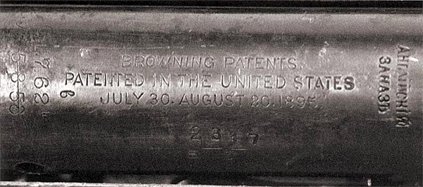 Характерное сочетание клейм (на казенной части ствола) – рядом с указанием на патент Браунинга от 1895 г. русская надпись «Английский заказъ», ставившаяся на оружие американского производства, закупленное через посредничество Великобритании. Видны риски, помогавшие определить правильность ввинчивания ствола в ствольную коробку