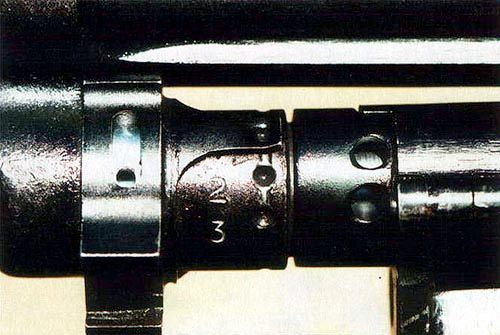 Газовый регулятор пулемета ПК имеет три положения, пронумерованных цифрами «1»,«2» и «3». Чтобы изменить положение регулятора, необходимо вставить закраину гильзы патрона 7,62x54R (7,62x54 мм) в специальный паз регулятора и, используя его в качестве рукоятки, перевести регулятор в нужное положение, в котором он будет удерживаться специальным фиксатором
