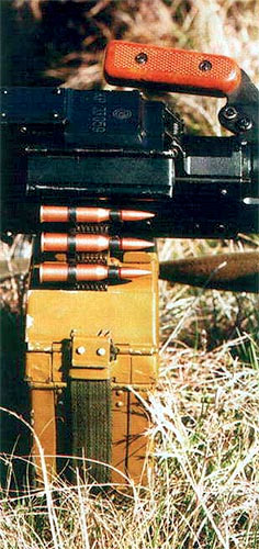 Единые пулеметы ПК/ПКМ в пехотном варианте обычно снаряжаются 100-патронной лентой, которая укладывается в специальную коробку, прикрепляемую к ствольной коробке пулемета снизу