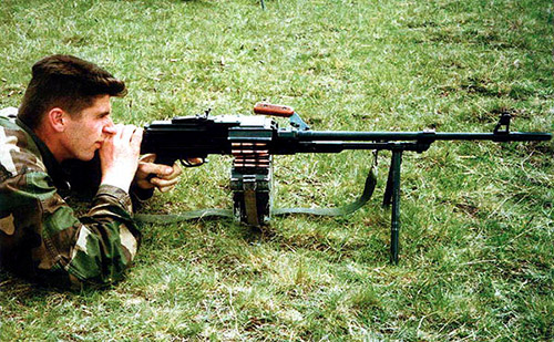Стрелок-пулеметчик 1-й Гвардейской бригады армии Хорватского Совета Обороны, воевавшей в Боснии-Герцеговине, вооружен югославским пулеметом М84, который выпускался предприятием «Застава» и является лицензионной копией российского пулемета ПКМ