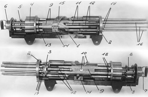 Макет 14,5-мм восьмиствольного пулемёта конструкции Слостина: 1 – основание макета, 2 – передняя стойка, 3 – передняя обойма стволов, 4 – задняя муфта, 5 – зубчатый барабан, 6 – затыльник, 7 – подвесная гайка заднего шарикоподшипника, 8 – досылатели-экстаркторы, 9 – ползуны, 10 – ролики ползунов, 11 – штоки, 12 – патрубки газовых камор, 13 – упорный ролик задней муфты, 14 – колодка с пазом, 15 – хомут с винтовым пазом, 16 – стволы, 17 – ролики стволов, 18 – задние гайки стволов, 19 – передние гайки стволов