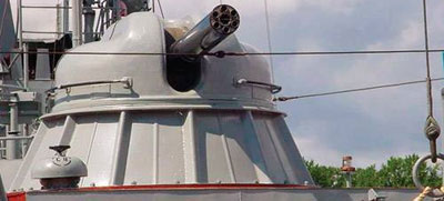 Башня автоматической пушки АК-630 необитаема. Наведение орудия осуществляется дистанционно, с помощью электрогидроприводов. АК-630 – это универсальное и эффективное «средство самообороны» наших боевых кораблей, позволяющее защищаться от самых разных напастей, будь то противокорабельная ракета, сомалийские пираты или всплывшая (как в фильме «Особенности национальной рыбалки») морская мина…