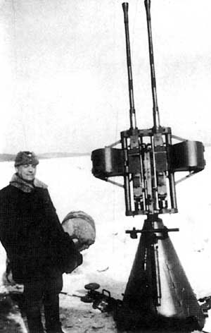 Аймо Лахти рядом с 20-мм зенитной установкой своей конструкции