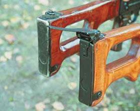 Затыльник приклада ПКМ (справа) оснащён откидным наплечником, предназначенным для более жёсткой фиксации пулемёта при стрельбе